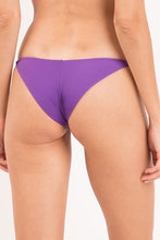 Cargar imagen en el visor de la galería, Bottom Amuleto Cheeky-Crispy
