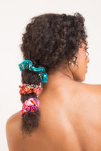 Cargar imagen en el visor de la galería, Love-Trip Scrunchie
