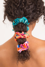 Cargar imagen en el visor de la galería, Rain Scrunchie
